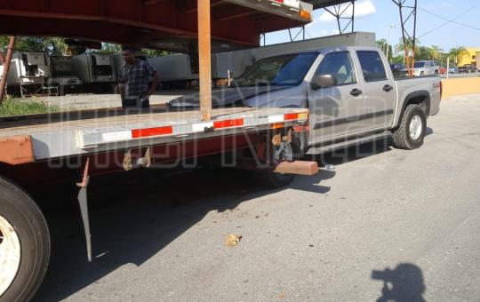CAMIONETA SE ESTRELLA CONTRA UNAS PLATAFORMAS