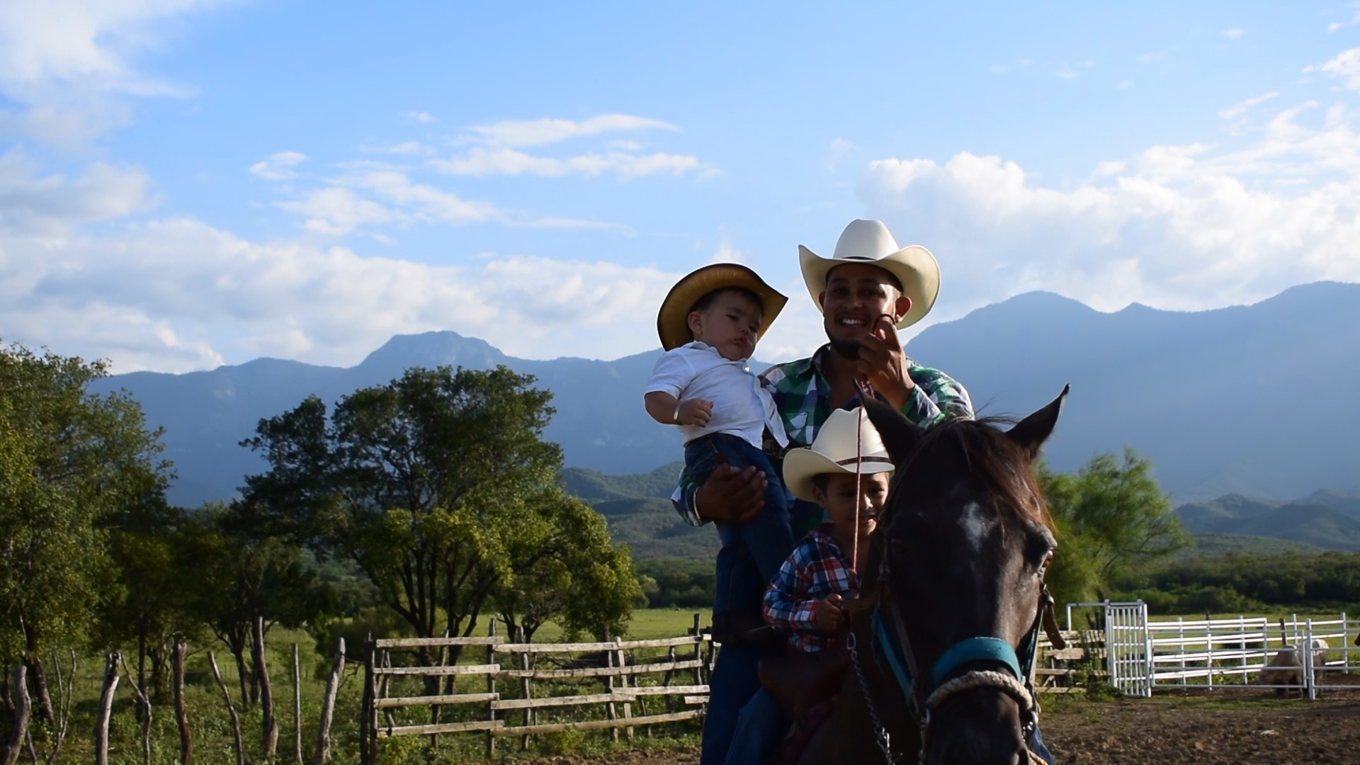 POR MAS DE 26 AÑOS EN EL RANCHO EL PAJUELO CONTINAN CON LA TRADICION DE COLEADERAS, RODEOS, MONTAS, GRUPOS EN VIVIO, ENTRE OTROS UBICADO EN LINARES NL