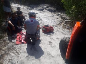 MUJER SE LESIONA EN CERRO DE LA SILLA.