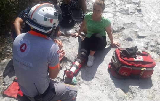 MUJER SE LESIONA EN CERRO DE LA SILLA.