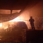 INCENDIO ACABA CON MADERERÍA EN SAN NICOLÁS