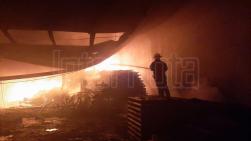 INCENDIO ACABA CON MADERERÍA EN SAN NICOLÁS