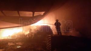 INCENDIO ACABA CON MADERERÍA EN SAN NICOLÁS