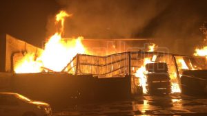 INCENDIO ACABA CON MADERERÍA EN SAN NICOLÁS