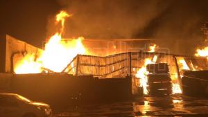 INCENDIO ACABA CON MADERERÍA EN SAN NICOLÁS