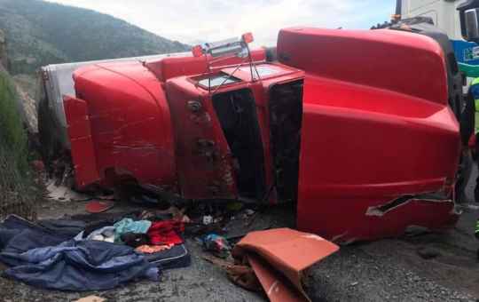 PIERDE EL CONTROL Y VUELCA TRÁILER EN LA CARRETERA A SALTILLO