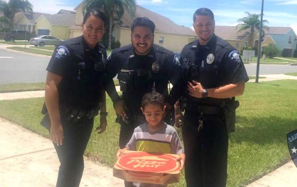 NIÑO REPORTA QUE TIENE HAMBRE AL 911 Y POLICÍAS LE DAN UNA PIZZA