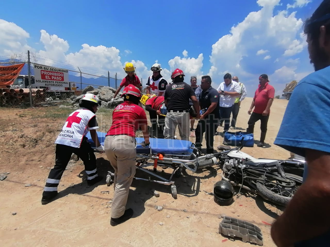 #ENVIVO PERSONA RESULTA LESIONADA LUEGO DE CAER DE SU MOTOCICLETA.