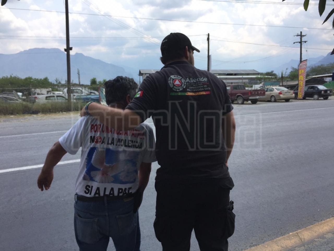 Persona del adulto mayor , hace marcha para protesta para la paz hacia las personas mayores