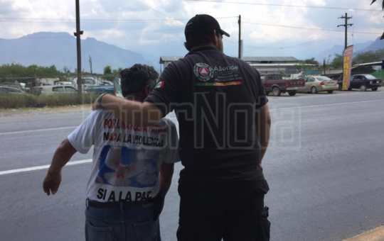 Persona del adulto mayor , hace marcha para protesta para la paz hacia las personas mayores