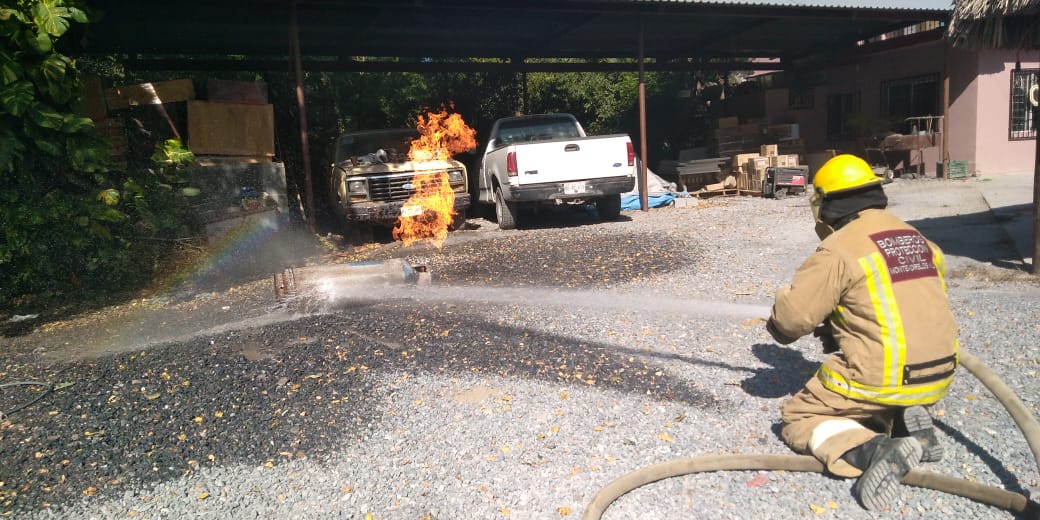 FLAMAZO PROVOCA INCENDIO DENTRO DE UNA VIVIENDA.