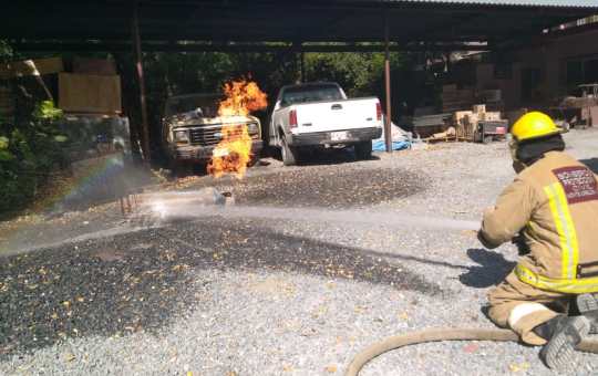 FLAMAZO PROVOCA INCENDIO DENTRO DE UNA VIVIENDA.