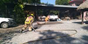 FLAMAZO PROVOCA INCENDIO DENTRO DE UNA VIVIENDA.