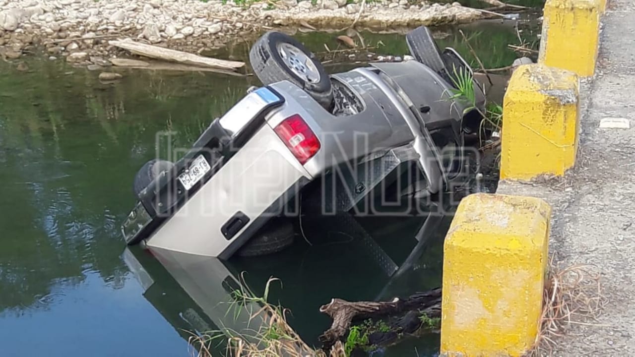 #ENVIVO #CADEREYTA ENCUENTRAN A PERSONA SIN VIDA TRAS HABER PERDIDO EL CONTROL DE SU VEHÍCULO, TERMINANDO VOLCADO DEBAJO DE UN PUENTE.