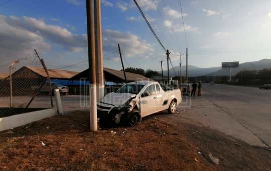 #ENVIVO #ALLENDE ACCIDENTE VIAL, VEHÍCULO PIERDE EL CONTROL Y SE ESTRELLA CONTRA UN POSTE, NO HAY PERSONAS LESIONADAS