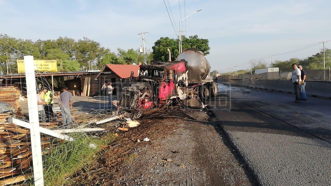 SE INCENDIA PIPA QUE TRANSPORTA MATERIAL QUÍMICO SOBRE CARRETERA NACIONAL KM 153 EN LINARES N.L.