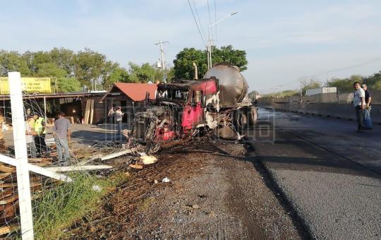 SE INCENDIA PIPA QUE TRANSPORTA MATERIAL QUÍMICO SOBRE CARRETERA NACIONAL KM 153 EN LINARES N.L.