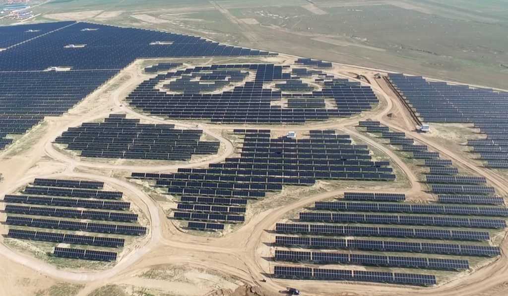 CHINA HA CONSTRUIDO UNA PLANTA DE ENERGÍA SOLAR CON FORMA DE OSO PANDA