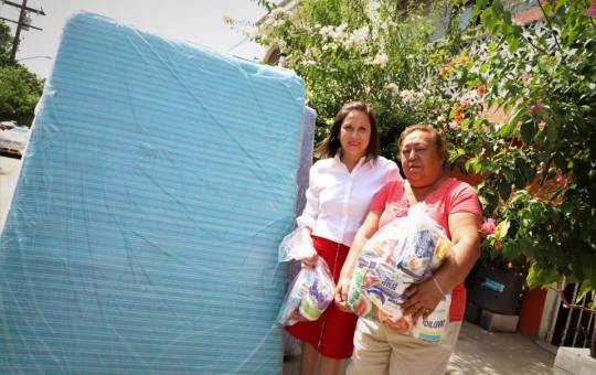 LA ALCALDESA DE MUNICIPIO DE GUADALUPE, CRISTINA DIAZ HACE ENTREGA DE APOYOS A LAS FAMILIAS QUE PERDIERON SUS PERTENENCIAS TRAS LAS FUERTES LLUVIAS EN DÍAS PASADOS