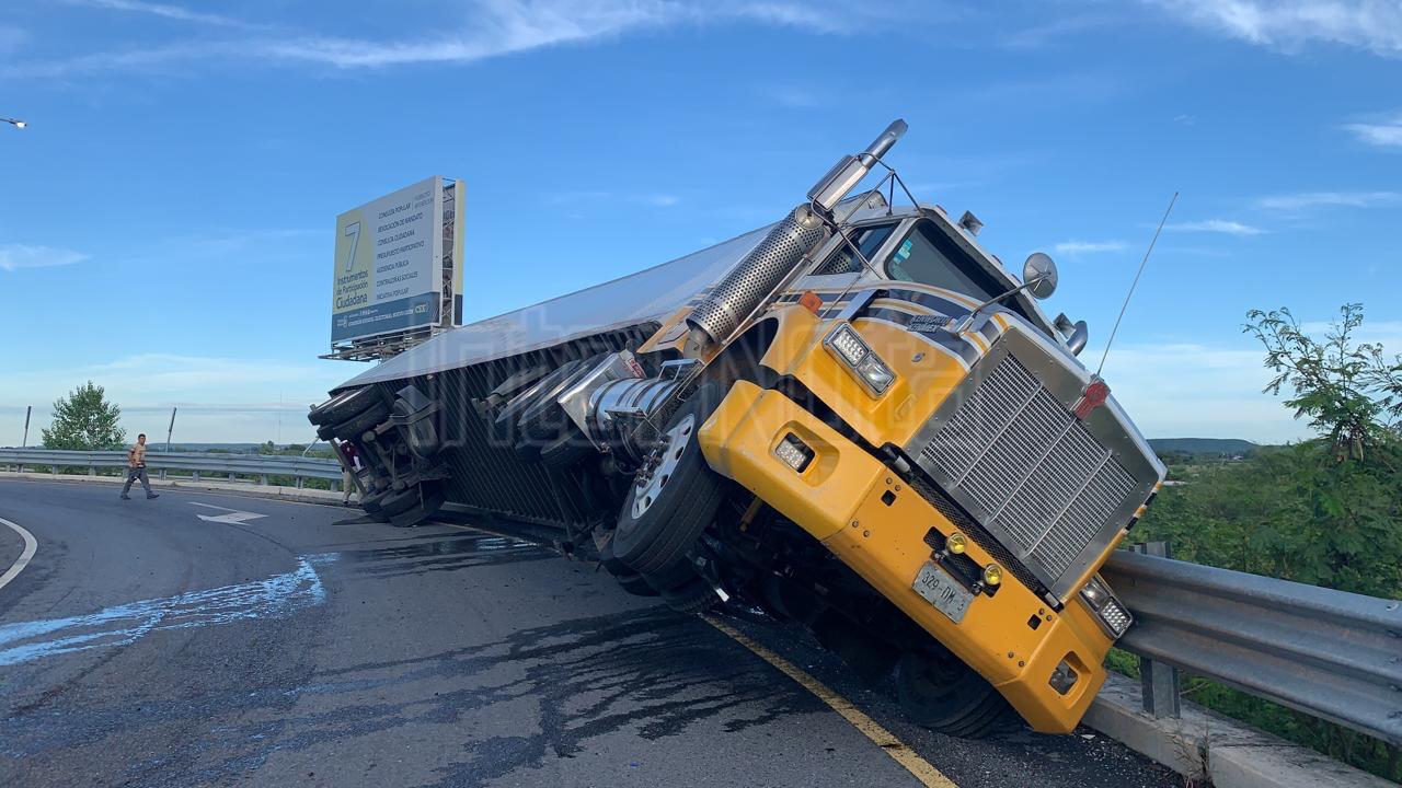 #ENVIVO VEHÍCULO TERMINA CASI VOLEADO.