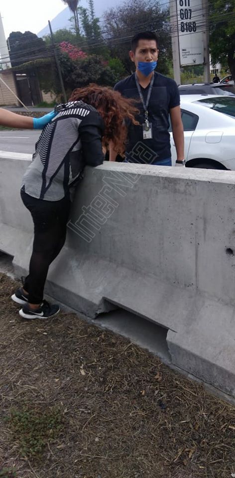 MUJER PUSO EN RIESGO SU VIDA SOBRE GARZA SADA Y MOVILIZO CUERPOS DE AUXILIO.