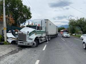 SE REGISTRA FUERTE ACCIDENTE VIAL A LA ALTURA DEL YERBANIZ EN SANTIAGO N.L.