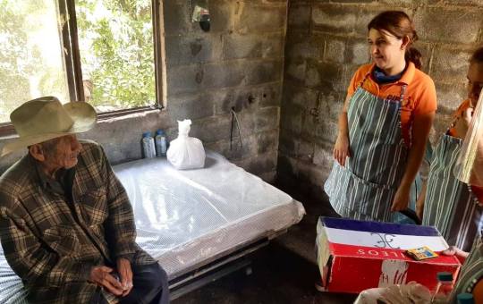 PERSONAL DEL DIF MUNICIPAL DE GENERAL TERAN, ACUDIERON AL DOMICILIO DEL SR. BERNARDO REYES EN DONDE REALIZARON LA SANITIZACIÓN DE SU HOGAR Y TRABAJOS DE LIMPIEZA.