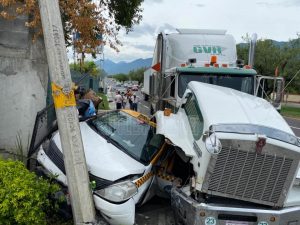 SE REGISTRA FUERTE ACCIDENTE VIAL A LA ALTURA DEL YERBANIZ EN SANTIAGO N.L.