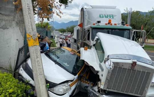 SE REGISTRA FUERTE ACCIDENTE VIAL A LA ALTURA DEL YERBANIZ EN SANTIAGO N.L.