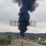 INCENDIO DE PIPA EN CUATRO CAMINOS EN MONTEMORELOS NLYA SE ENCUENTRAN ELEMENTOS DE AUXILIO EN EL LUGAR